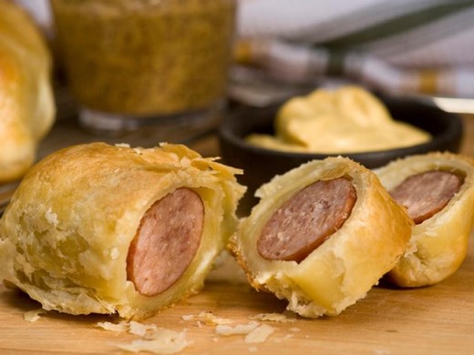 SAUSAGE EN CROUTE